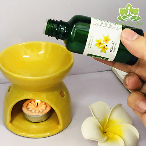 Sử dụng tinh dầu hoa sứ 50ml và đèn đốt tinh dầu nến